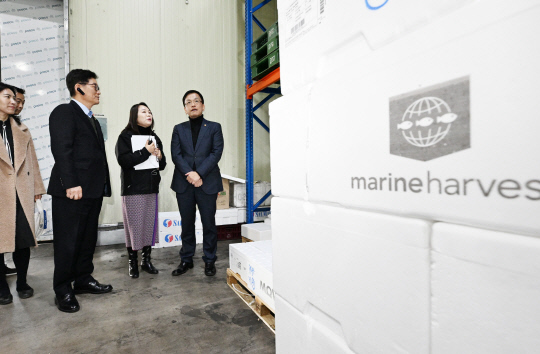 최상목(왼쪽 4번째) 부총리 겸 기회재정부 장관이 30일 인천공황 인근 수출 반도체 복합물류 보세창고를 고광효(왼쪽 2번째) 관세청장과 함께 둘러보고 있다. [기획재정부 제공]